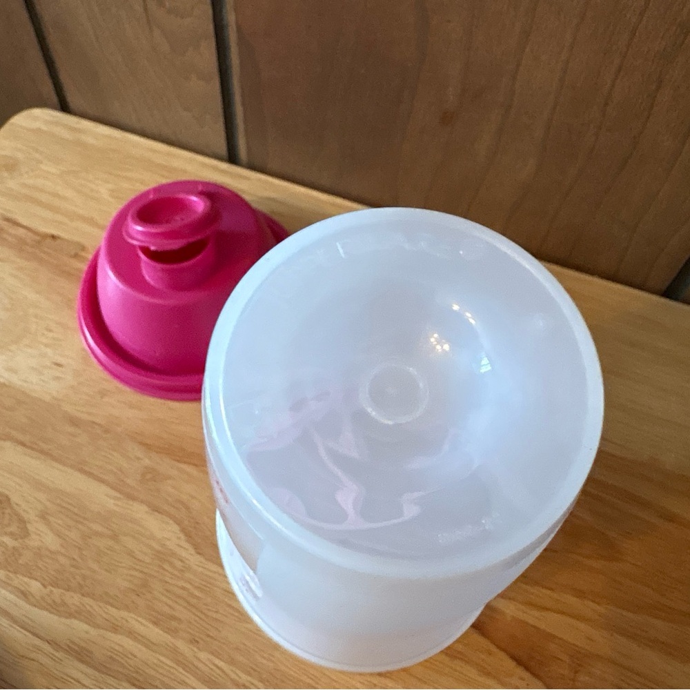 Tupperware Quick Shake Container - Picture 6 of 6